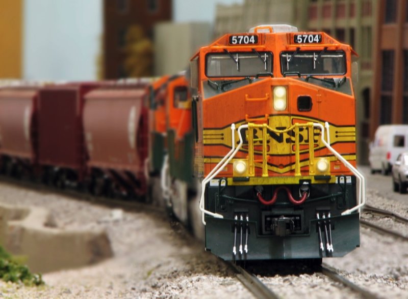 BNSF 5704 in the lead.