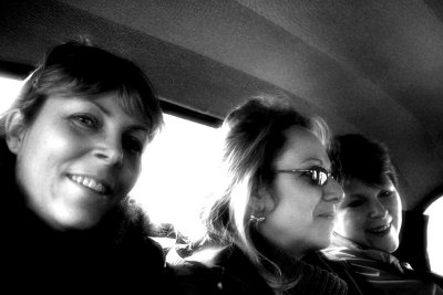 3 mad blondes... in a cab!