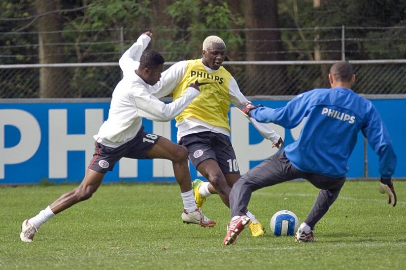 Arouna Kon, Eric Addo and Heurelho da Silva Gomes