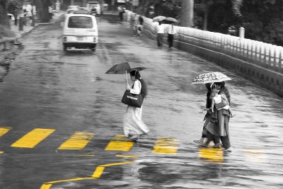 Crossing the street in Kandy