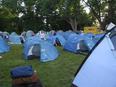 0394 Bubba provides tents & towels
