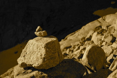A duck (marker made from rocks) shows the way up the morrain
