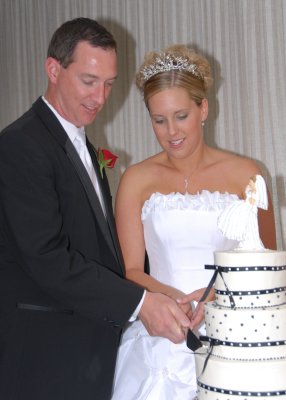 Cutting the wedding cake