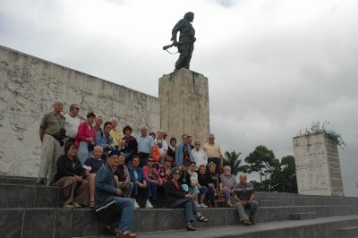 קובה - למרגלות אנדרטת צ'ה גוורה