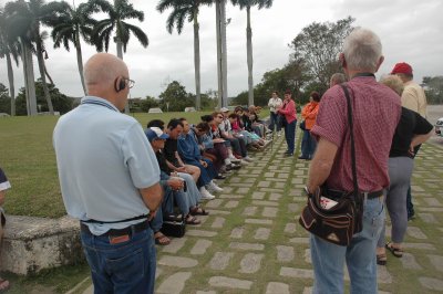 קובה - ליד אנדרטת צ'ה גוורה