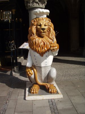 These lions are all over Munich, the Chef
