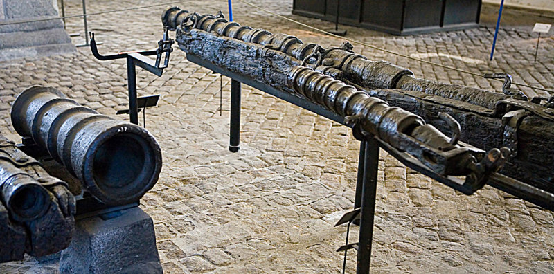 Til venstre: 14-punds bakladekanon av støpejern, 15/1600-tallet. Til høyre: lett smijernskanon, baklader. 1500-tallet.