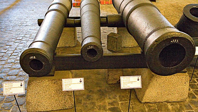 Danske jernkanoner samt haubits, ca 1700