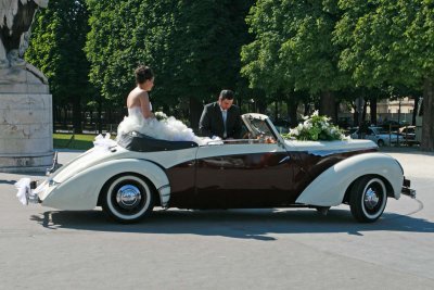 Wedding photo shoot along Seine