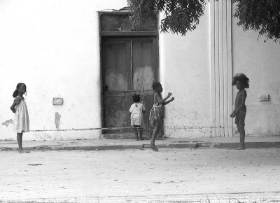 Mozambique -- playing jump rope BW