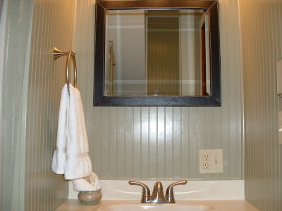 On to the bath-small, but cute, with everything you might need...