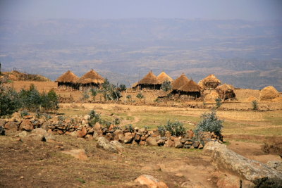 A plateau halfway between Lalibela and Asheton Maryam houses a small village.