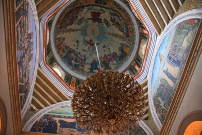 Murals on the ceiling in Kiddist Selassie depict both divine events (such as the second coming of Christ) and secular ones (such as Haile Selassie's famous speech to the League of Nations and the expulsion of the Italians from Ethiopia).