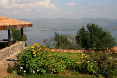 The Lodge is situated on a ridge between Lake Ruhondo and Lake Bulera.