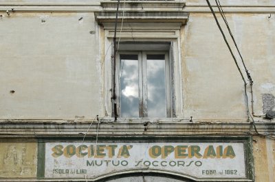 La finestra della Società Operaia del Mutuo Soccorso