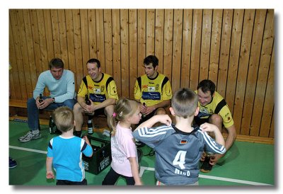 Die jungen Fans bei den Spielern