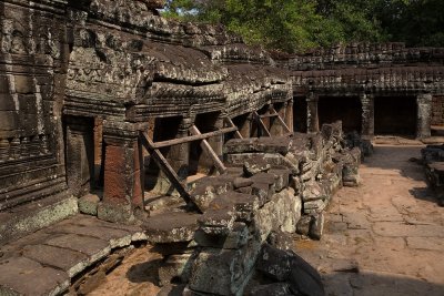 Banteay Kdei - some walls need LOTS of bracing