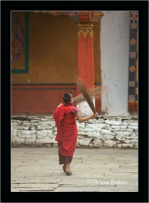 Monk & Brooms, Paro Dzong
