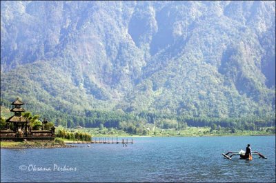 Ulan Danau Temple & Canoe