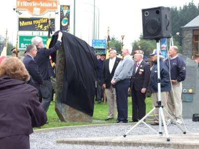 Pete Schreiber unveiling the memorial monument