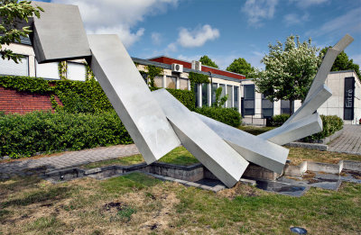 Vevax (1969) av Arne Jones vid Rudbecksskolans entr 