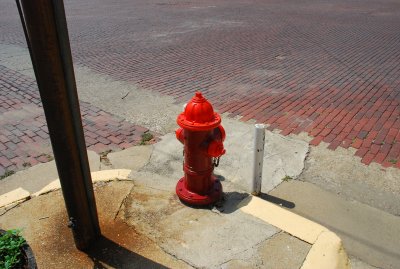 THE COLOR OF THE FIRE HYDRANT TELLS FIREMEN THE SIZE OF THE WATER LINE-DSC_0144.JPG