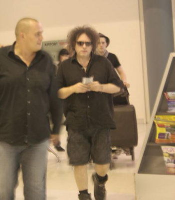 Cure arrive at Perth airport 08/03/07