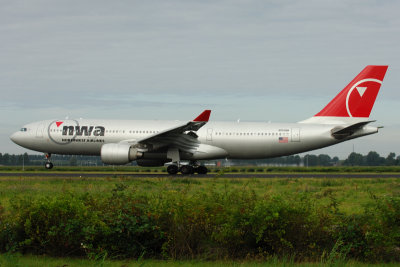 Northwest - Airbus A330-200 - N852NW