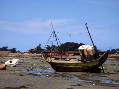 Fishingboat fallen dry