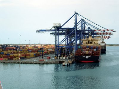  Container ships unloading in Freeport