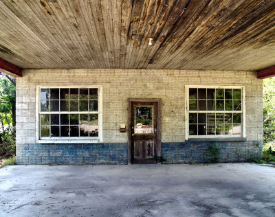 Abandoned Garage in Crossroads, Mississippi