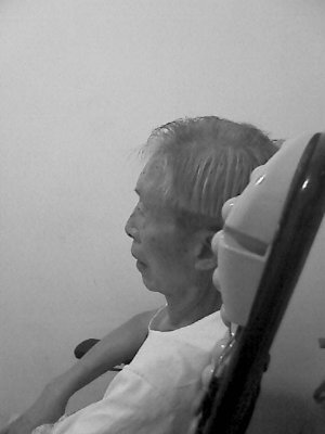 6Aug07 Mon - Pa in Chair
