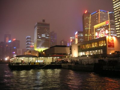 Queen's Pier at night