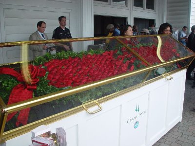 THE FAMOUS ROSE BLANKET OF THE DERBY DISPLAYED UNDER REFRIGERATED GLASS