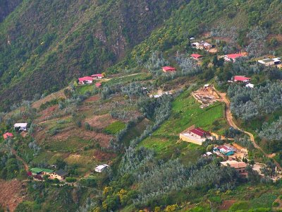 Neighborhood in the mountain / Vecindario en la montaa