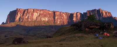 Sunrise in the camp / Amanecer en el campamento