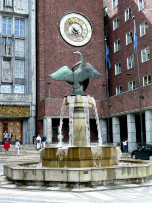 Statue & Clock Oslo City Hall