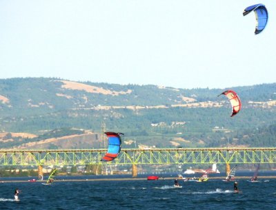 Kite Boarders & Wind Surfers Enjoy the Columbia Gorge