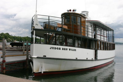 Sightseeing boat