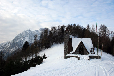 La chiesetta degli alpini in inverno