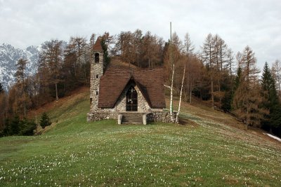 La chiesa in primavera