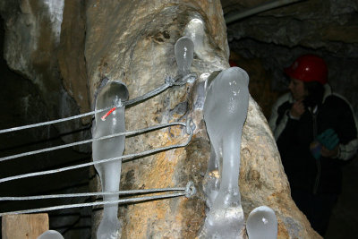 Stalagmite di ghiaccio in inverno