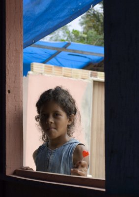 menina na janela (child girl through the window)