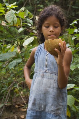 comendo fruta (eating a fruit)