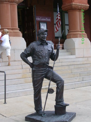 Hemingway statue