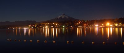 Volcan Villarrica con luna llena, Chile