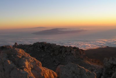 sea of clouds in the evening (La Gomera and El Hierro - more than 200km away - in the background).jpg