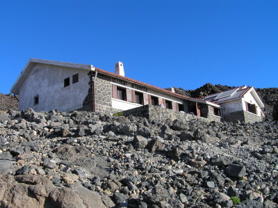 refugio altavista at around 3.250 meters on the Pico del Teide.jpg