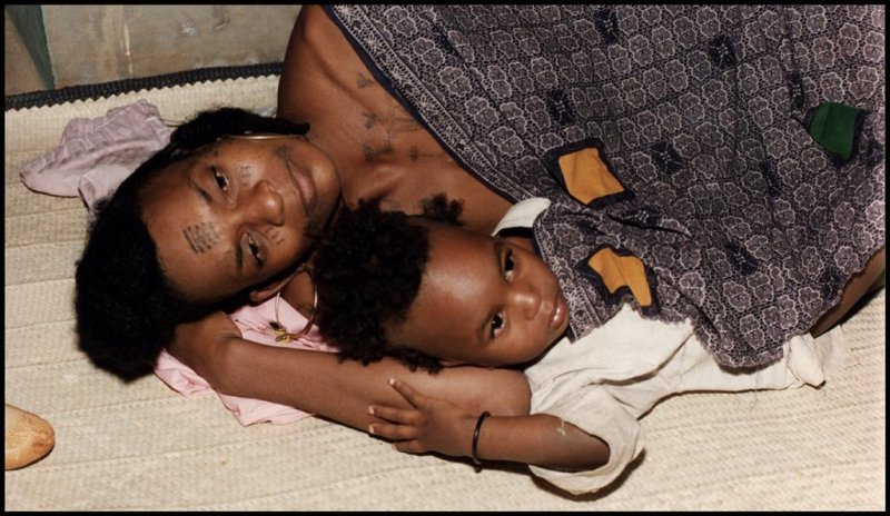 Wodaabe woman + wean.jpg