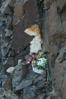 Lady in the Rocks looks a little like ET.